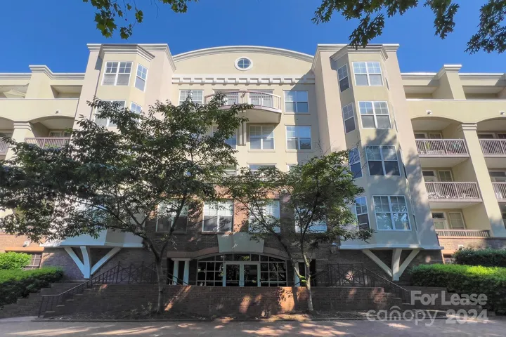 Wonderful fully furnished top floor condo in Park Plaza!