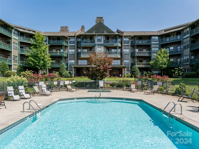 Courtyard/Pool