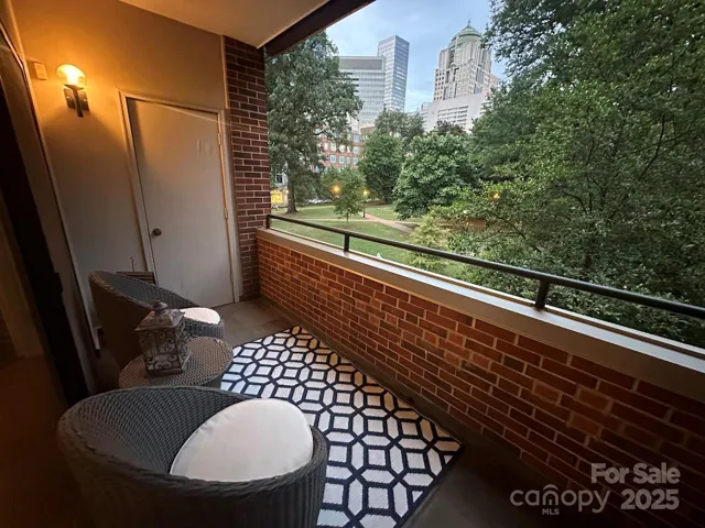 Ideal location nestled between Uptown and Fourth Ward.  The View overlooking Uptown Skyline and Settlers Park is both energetic and peaceful.