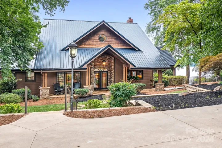 Welcome To Your Luxury Waterfront Retreat