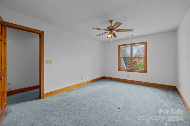 Bedroom 2 upstairs w en suite bath