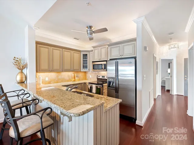 Kitchen with Breakfast Bar