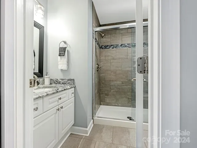 Walk in shower w/ glass doors
