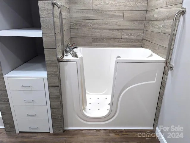 Hydrotherapy tub