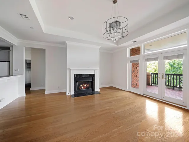 Hardwood floors &Gas fireplace