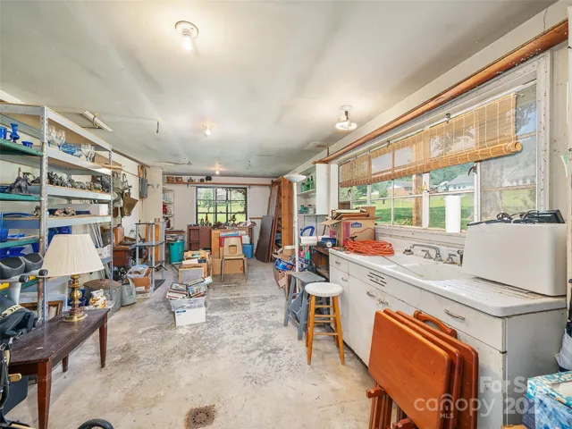 Spoacious  detached workshop