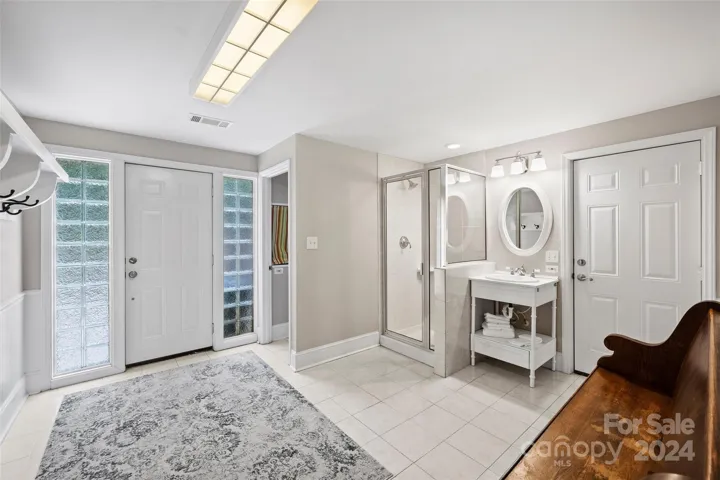 Lakeside/Poolside Full Bath