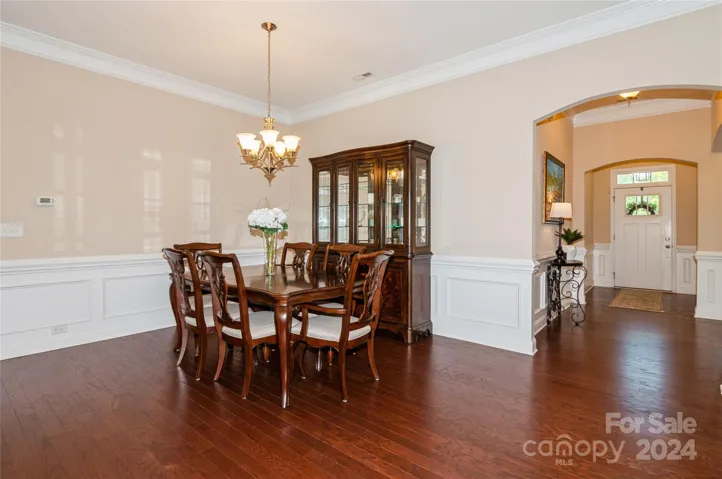 Spacious Dining Room with lots of space for China cabinet and Buffet.