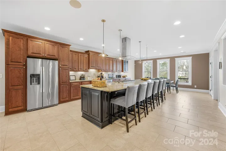 Kitchen with spacious island room for six