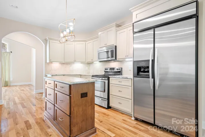 Kitchen, hardwood floors, stainless steel applanice to remain