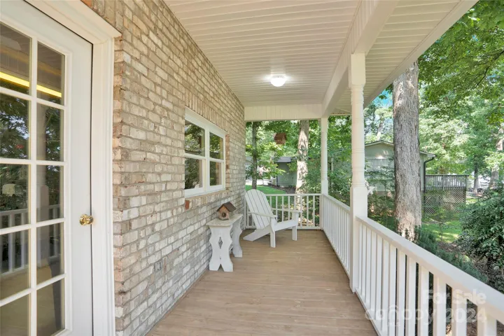 unattached garage covered porch