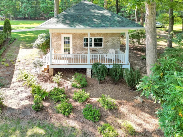 unattached garage, workshop