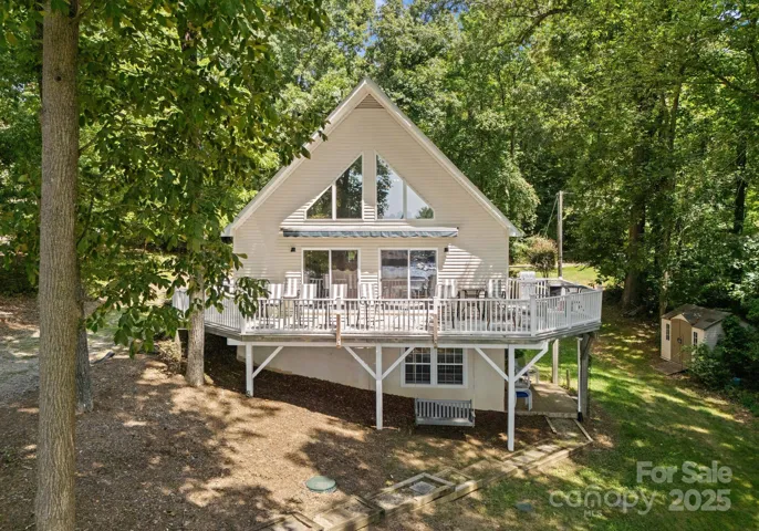 Such a charming Lake Norman cottage with 2nd Living Quarters!
