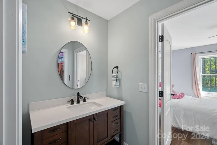 Upper Bedroom Suite 1 Bath