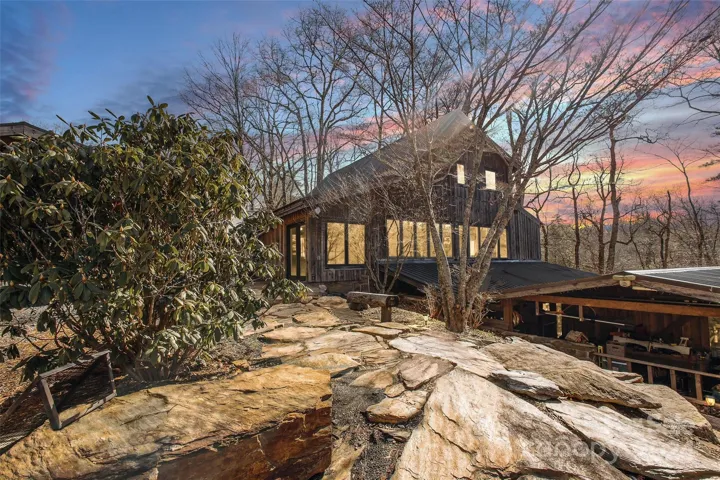 Luxury mountain living located within walking distance to Linville Falls and the Linville Gorge wilderness area in Pisgah National Forest