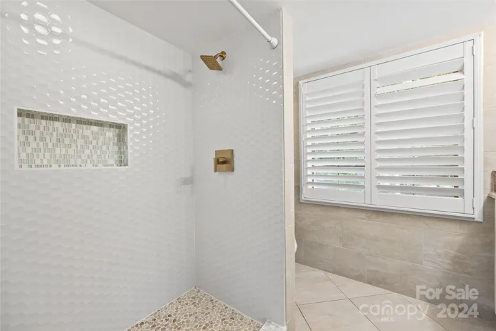 Full bath upstairs