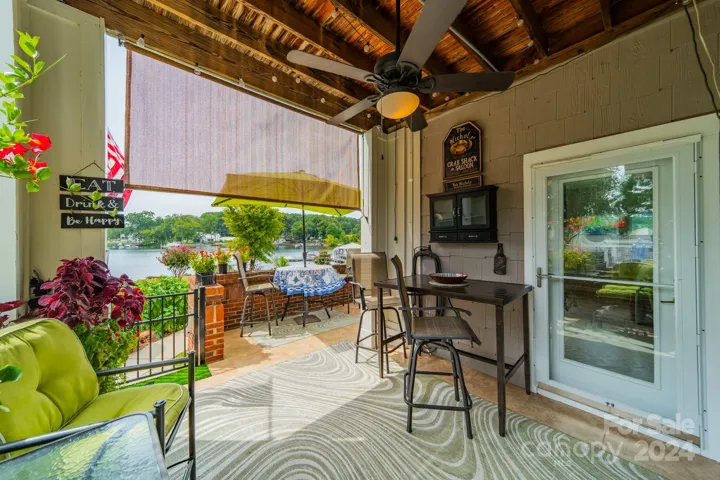 Either way, you can fully enjoy your beautiful lake view!