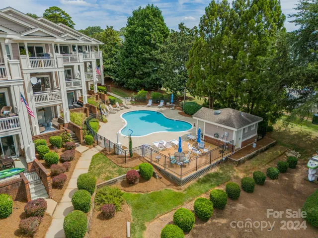 The pool that is closest to the condo.  Did you know that some community pools don't have a rest room, and you need to walk to your unit instead? What a way to ruin some good pool time.  Ugh.   Not here, though!  The pool building has rest rooms - super convenient convenient!