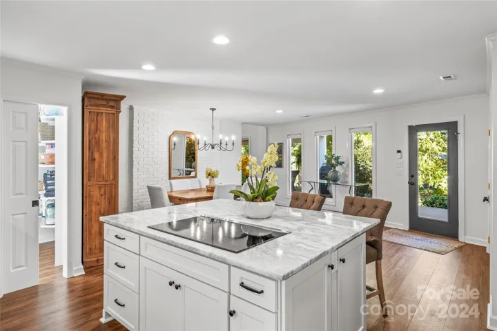 Enjoy time together at the center island with ceramic cooktop.