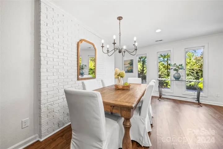 Crafted to maximize views, the dining area also enjoys the scenic outdoor views