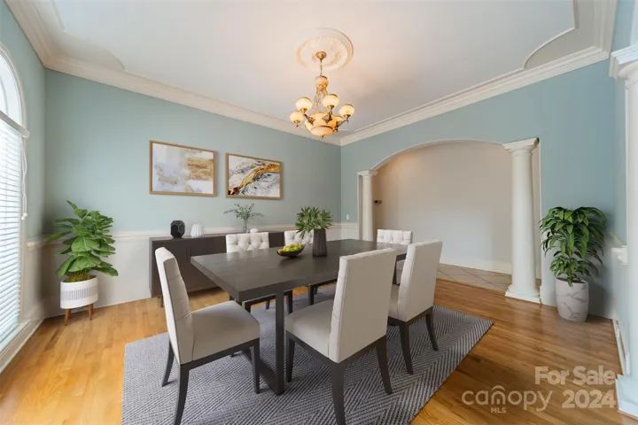 Virtually staged dining room
