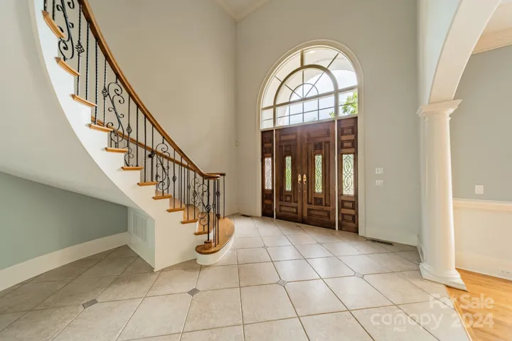 Foyer entrance with 20' ceilings