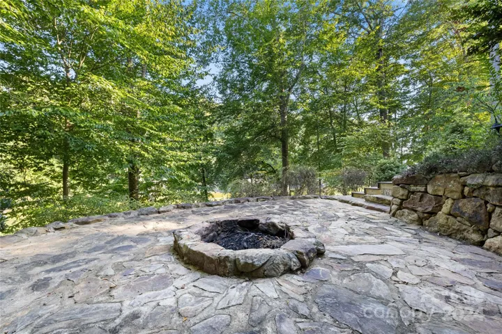 Outdoor fire pit