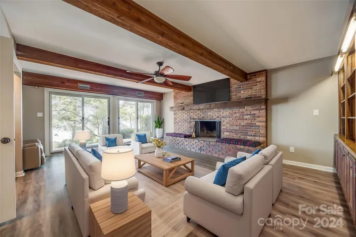 Lakefront Bonus Room