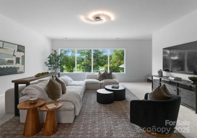 Large upper level bonus room