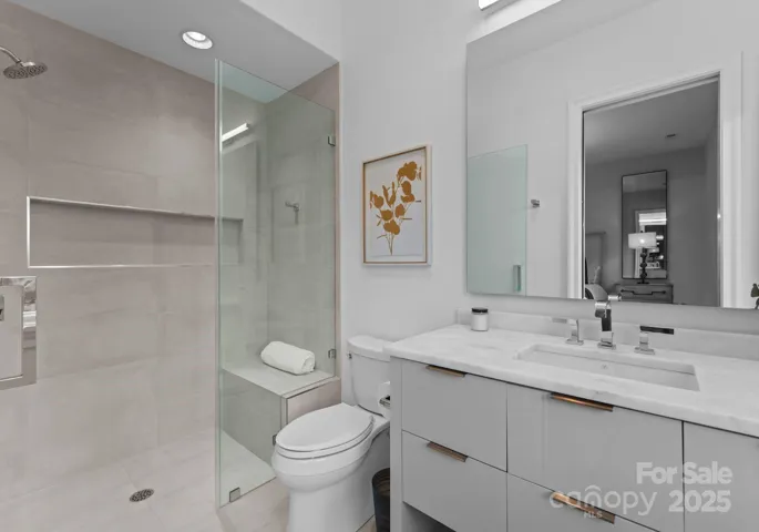 Upper level ensuite guest bathroom