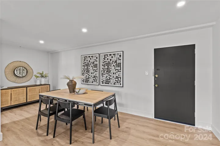 Dining area for hosting family an friends!