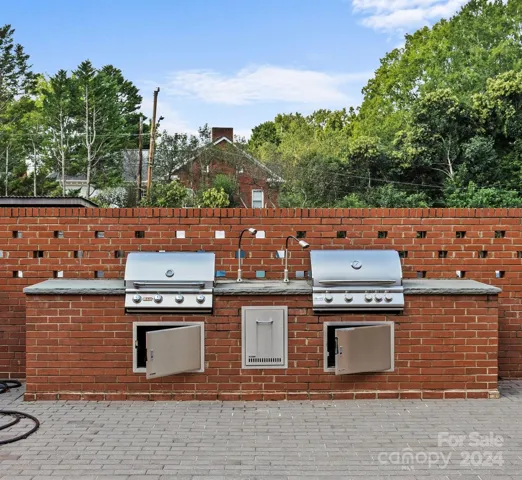 Built-in gas grills for residents