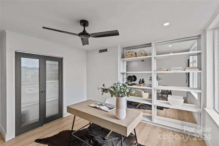 Closet offers custom shelving