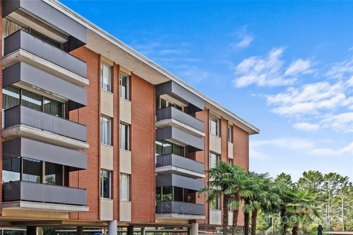 Amazing location with grocery and multiple dining options within a block or two