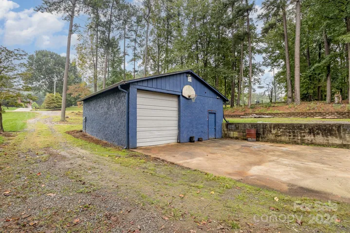 Detached workshop garage
