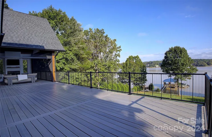 Expansive deck