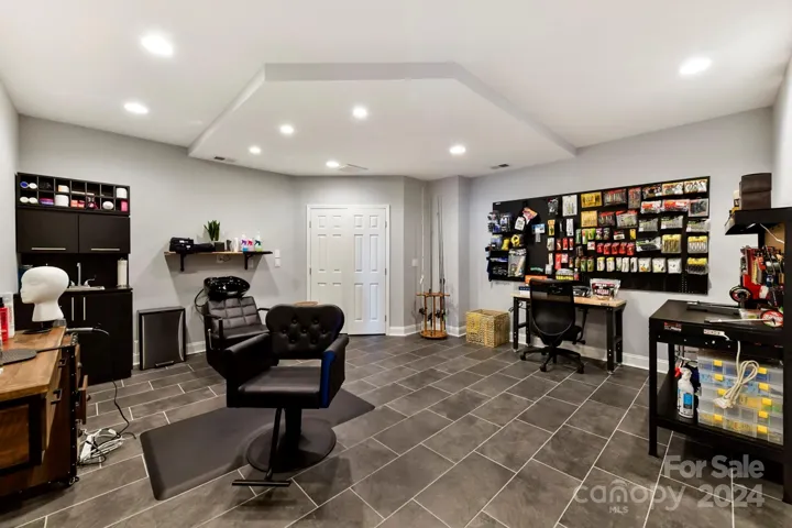 Salon Room (Salon Chair, etc...can be removed)!