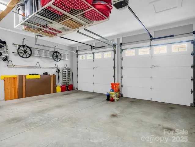 Garage w/238' sf heated & cooled workshop