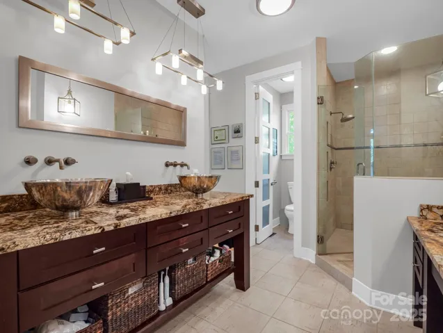 Dbl vanity + sep. vanity