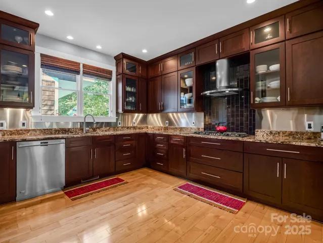 Kitchen w/high end appliances