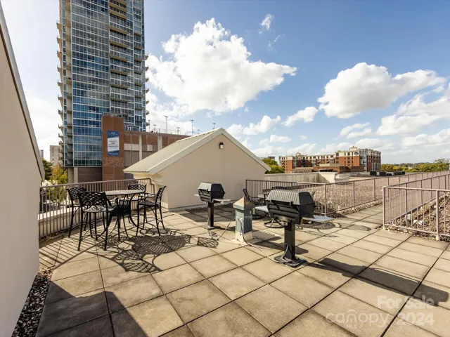 Rooftop Patio/Grilling Station!