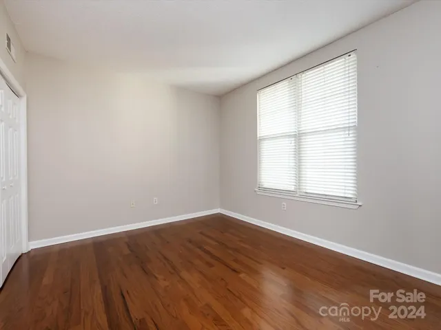 Spacious Bedroom Guest Bedroom!
