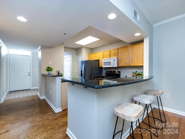 Kitchen features granite breakfast bar!