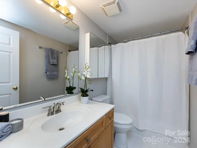 Primary Bath with tub/shower & tile floors!
