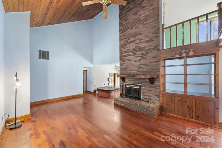 Vaulted ceiling!