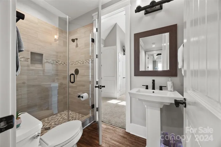 Main level guest bathroom & en-suite. Bathroom #2.
