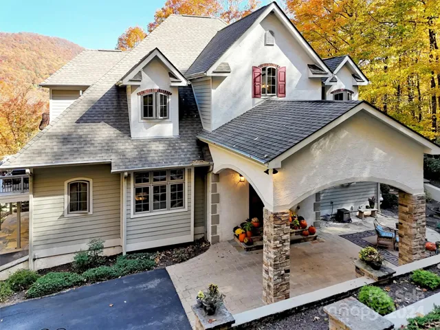 Beautiful Porte-Cochere