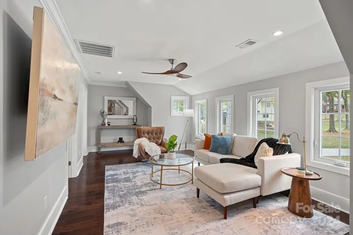 Upper level sitting area