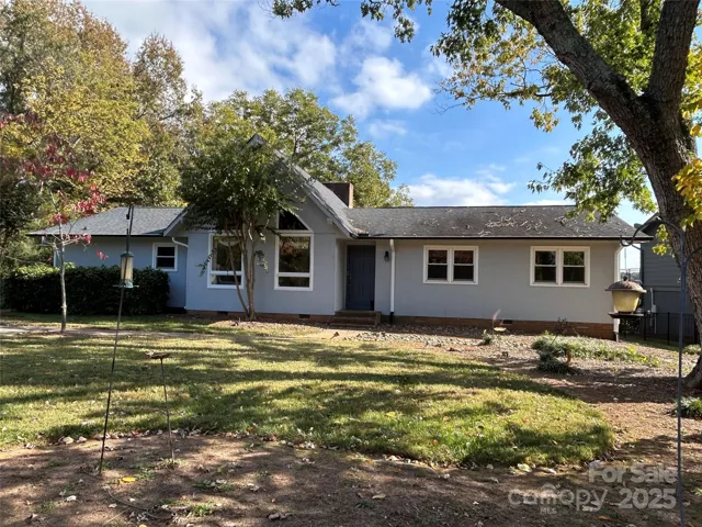 Spacious front yard.