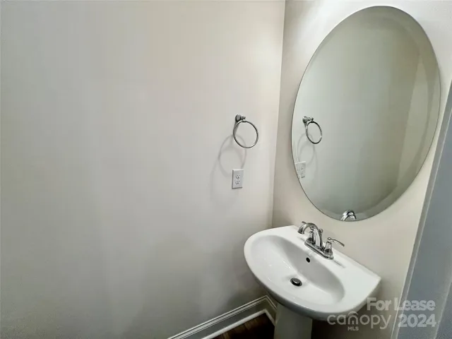 Upper Level 1/2 Bath